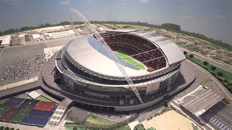 S kapacitou 90 000 miest je to druhý najväčší štadión v európe (po nou campe) a najväčší na svete v počte zastrešených sedadiel. Wembley Stadium London