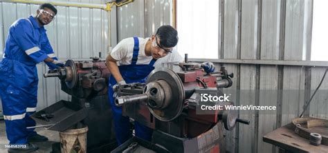 Pekerja Mekanik Keragaman Atau Pekerja Logam Yang Menggunakan Mesin
