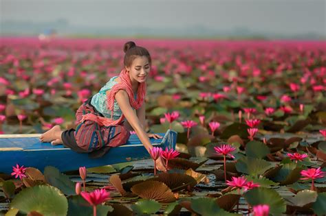 Beautiful Girl Sitting In Boat In The Lotus Field Pink Lotus Red