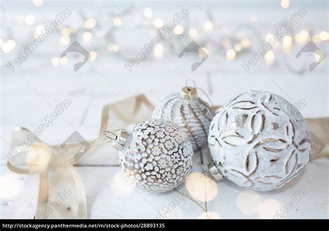 Schöne Weiße Weihnachtskugeln Stockfoto 28893135 Bildagentur