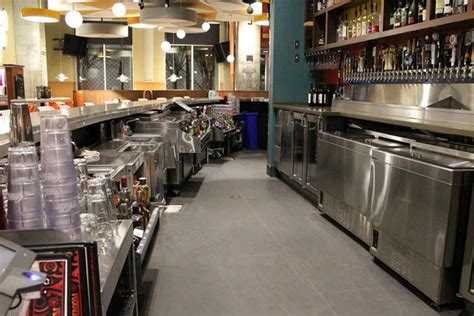 Commercial kitchen floors, or restaurant kitchen floors, take a lot of abuse, so choose well and have a resilient floor that will last for years. Floor for Restaurants Kitchen - Eco-Tek Floors
