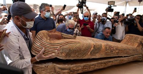 egyptian mummies discovered after being buried for more than 2 600 years