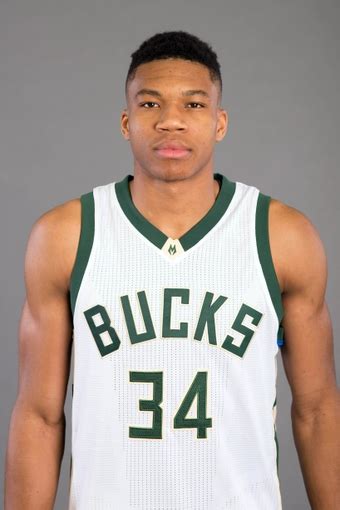 Is he married or dating a new girlfriend? ¿Cuánto mide Giannis Antetokounmpo? - Real height