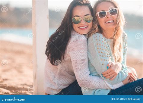 meisjes op het strand stock afbeelding image of vrouwen 61314155