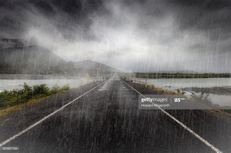 Pov Of Road In Rain And Fog Route Banque Image Image été
