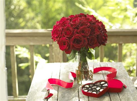 Red Rose Bouquet On Table Hd Wallpaper Wallpaper Flare