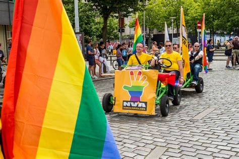 kleurrijke pride parade trekt door antwerpse straten de morgen