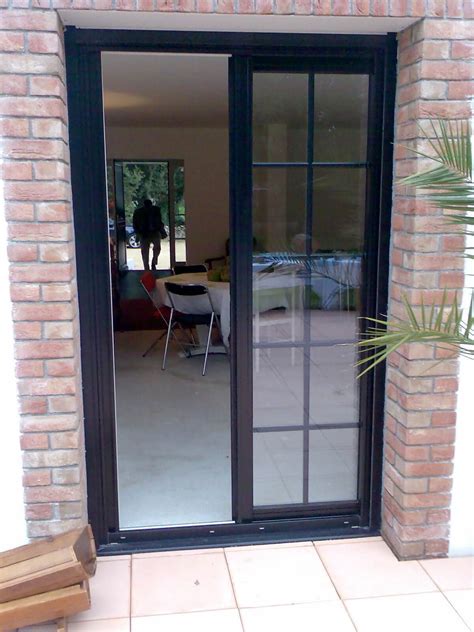 Porte-fenêtre grise avec petits bois intégrés