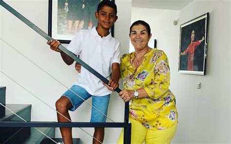 Contactos aqui presentes na página ,unicamente profissional. Dolores Aveiro e Cristianinho Júnior de partida para mais ...