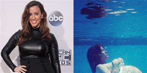 Alanis Morissette Just Shared An Underwater Nude Pregnancy