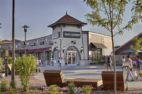 Woodbury Common Outlets In Ny