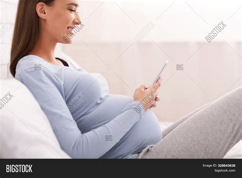Imagen Y Foto Smiling Pregnant Prueba Gratis Bigstock