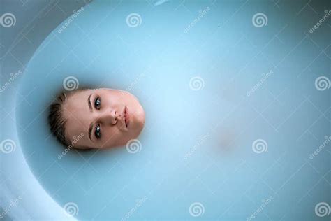 belle jeune fille nue dans la salle de bains photo stock image du santé plaisir 142467084