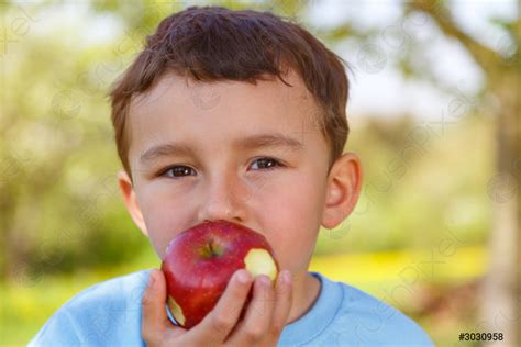 Enfant Enfant Petit Garçon Mangeant Des Fruits De La Stock Photo