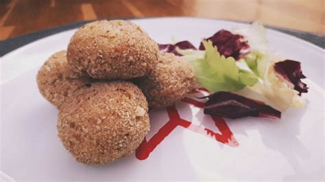 200 g di bollito già cotto 200 g di miglio 1 patata 1 carota 1 cipolla sale e pepe 1 uovo parmigiano reggiano. Polpette di finocchio al forno - Ricetta Light #polpette # ...
