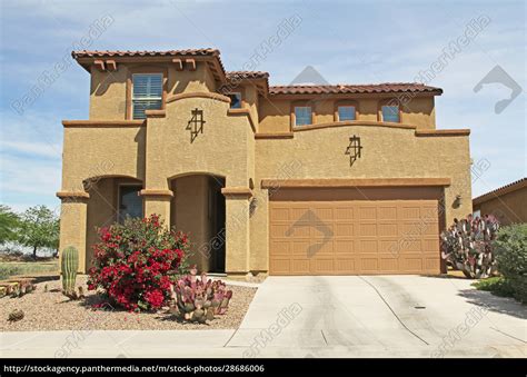 Two Story Stucco Home In Tucson Arizona Stockfoto 28686006