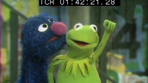 Sesame Street Kermit And Grover Draw A Q Youtube
