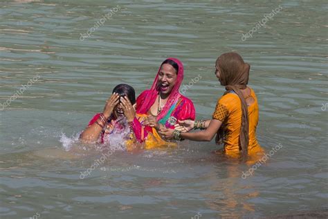 indian women bathing in ganga must see