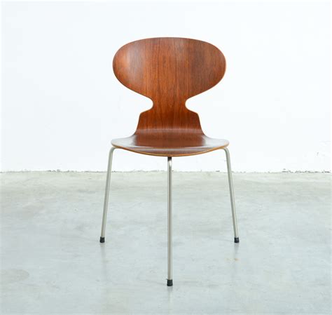 The resulting ant chair (1952) has a back with a gentle give and comfortable curved seat. Three-legged Ant Chair by Arne Jacobsen for Fritz Hansen - Vintage Design Point