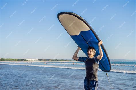 Premium Photo Man Carrying Surfboard Over His Head Close Up Of
