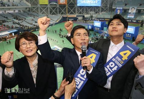 어릴 적부터 몸이 약했던 그는 어느 날 노도사가 그려 주고 간 산수화를 보고 바보가 된다. 안희정ㆍ이재명 "문재인 축하… 정권교체 힘 모을 것"