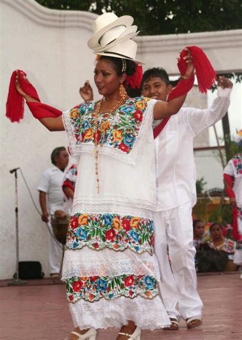 Traje Tipioco De Yucatan México Trajes Regionales Dancer