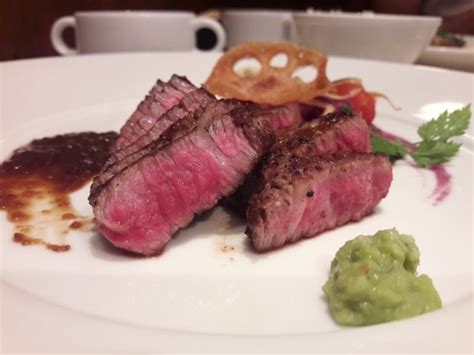 La carne kobe, la carne wagyu, es considerada como la carne más premium del mundo. Dove mangiare carne Kobe in Giappone: 2 ristoranti consigliati