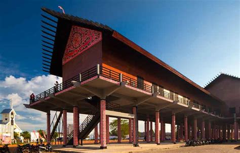Rumah adat suku dayak ini dibuat menggunakan kayu ulin. Rumah Radakng, Rumah Adat Kalimantan Barat Terbesar di ...