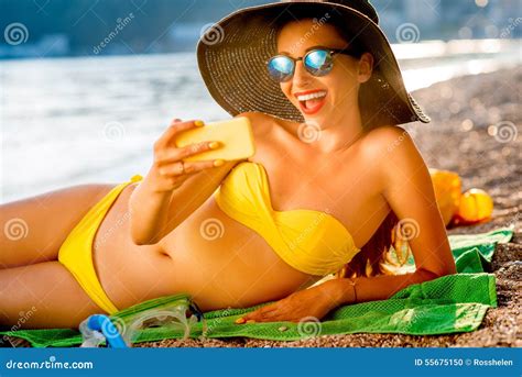 frau die selfie auf dem strand macht stockfoto bild von mädchen zelle 55675150