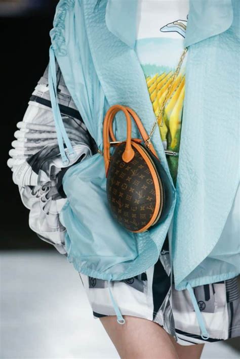 Shoulder and cross body bags. Louis Vuitton Egg Case | Retroworldnews