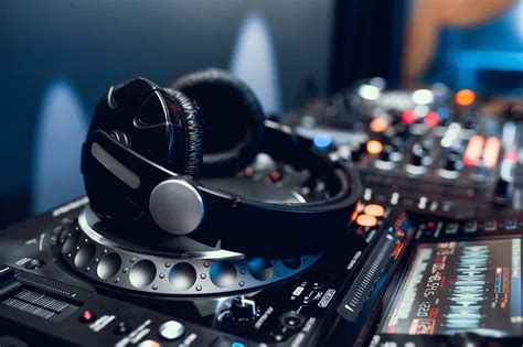 The foothill college music technology program is one of the largest in the state of california and provides an entrance to a career in the entertainment and media industry. The Best Electronic Music DJ Courses at L.A.'s World-Class DJ School