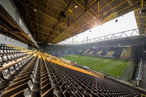 Darüber hinaus gibt es eine alternative: DORTMUND - Signal Iduna Park / Westfalenstadion (81,359 ...
