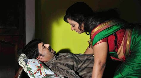 Sona Nair Hot Bed Scenes In Kapalika Green Saree Photos