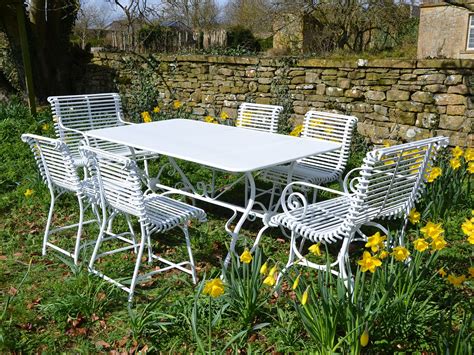 The Medium Rectangular Garden Dining Table With Four Ladderback Garden