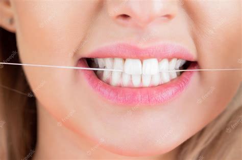 Mujer Con Hilo Dental Usando Hilo Dental Hilo Dental Cuidando Los