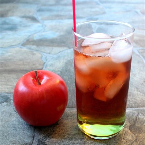 Add some lemon and bubbly ginger ale. Washington Apple Cocktail | Mix That Drink