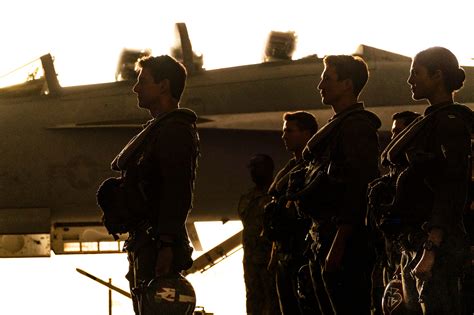 Top Gun Maverick Nova Imagem Mostra Tom Cruise E Os Jovens Pilotos