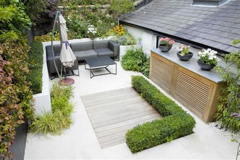 An Outdoor Living Area With Plants And Furniture