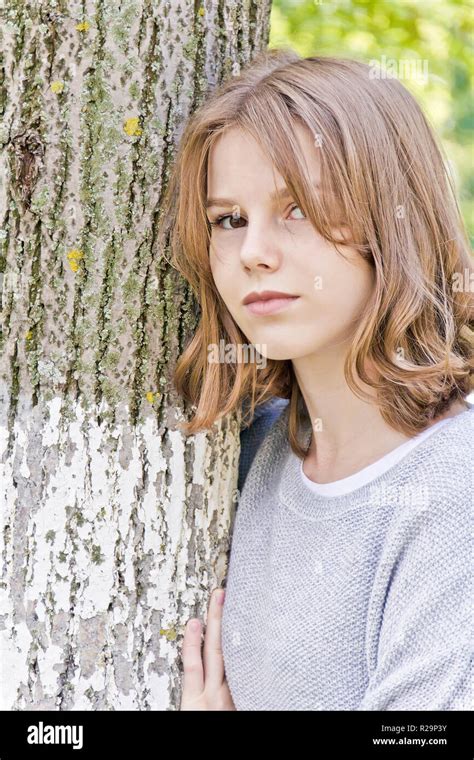 Schöne Mädchen 14 Jahre Alt Schlanke Gegen Baum Stockfotografie Alamy