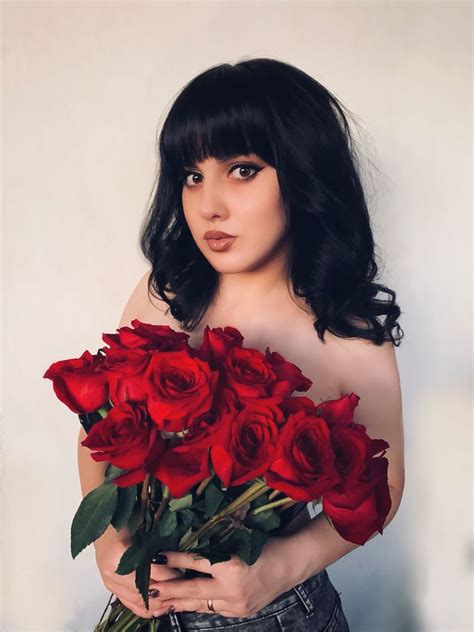 Фотосессия девушка с цветами розы Studio Photography Poses Instagram Ideas Photography