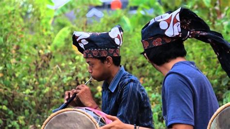 Alat musik ini dimainkan dengan cara ditiup yang mana penggunaannya hampir. 12 Alat Musik Sulawesi Selatan Gambar dan Penjelasan | Guratgarut
