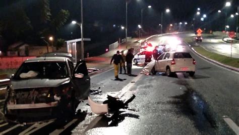 Veículo Invade Pista Contrária Na Humberto De Campos E Bate Em Carro De