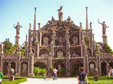 Il posto ideale per ammirare il lago maggiore e le sue splendide isolette è il lungolago di stresa. Sulle sponde del lago d'Orta e del lago Maggiore