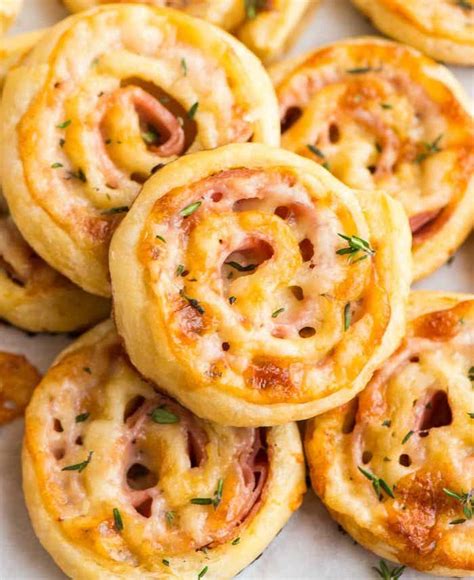 Röllchen aus Blätterteig mit Schinken und Käse Fingerfood warm kleine