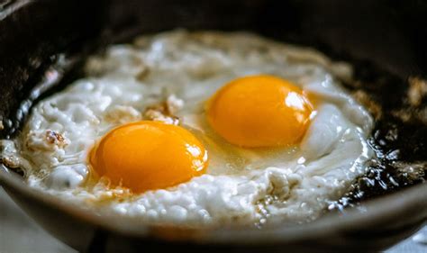 Clever Method To Cook Fried Eggs Sets The Yolk Perfectly Never Flip