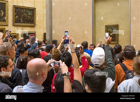 Crowd Surrounding The Mona Lisa Painting Musee Du Louvre Paris