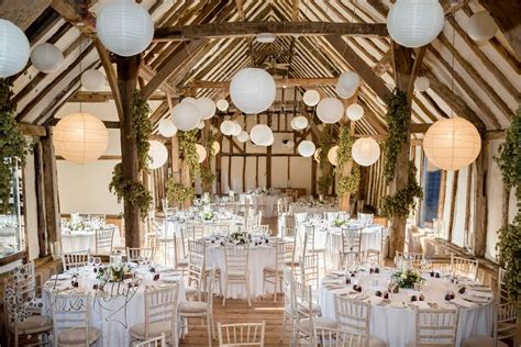 From modern converted barns with countryside views to vintage barns with oak beams and fairy lights, barn wedding venues are wonderfully versatile. How To Decorate Barn Wedding Venues