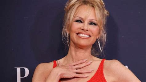 Pamela Anderson Shows Off Freckles In Makeup Free Photos Its Fun