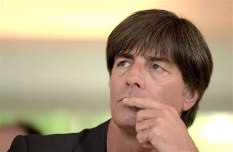 Nach dem 0:6 gegen spanien wurde die kritik am coach von deutschland ganz laut. Nationalmannschaft: Bundestrainer Joachim Löw denkt über ...