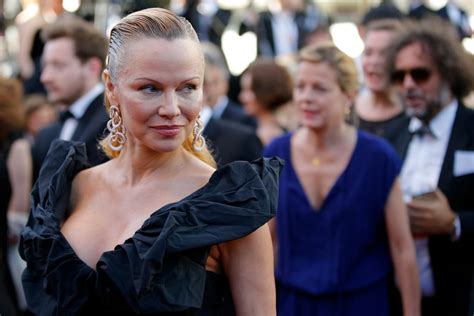 Pamela Anderson Posa Nua Aos 55 Anos